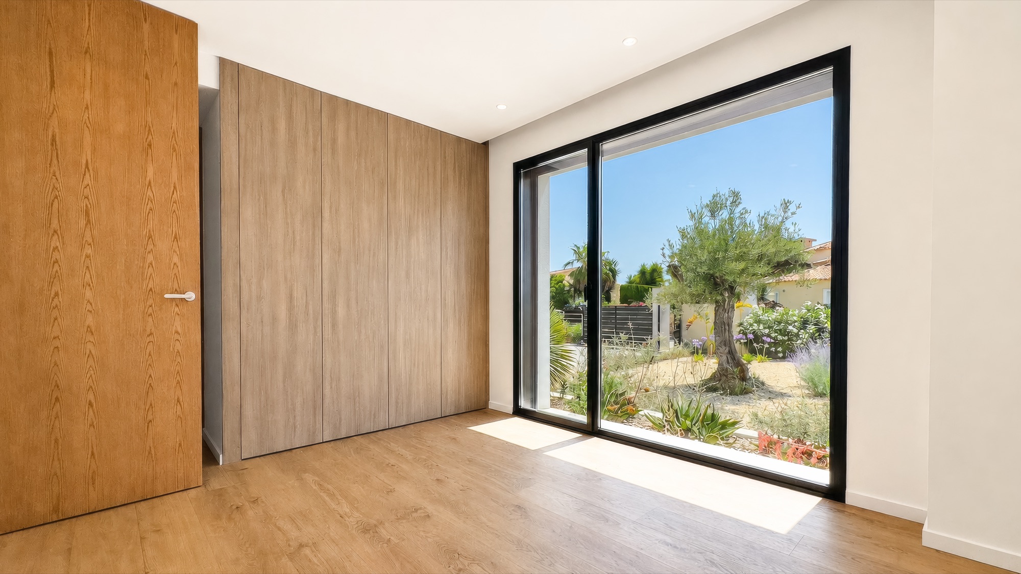 Room corner with oak door and a window to the garden