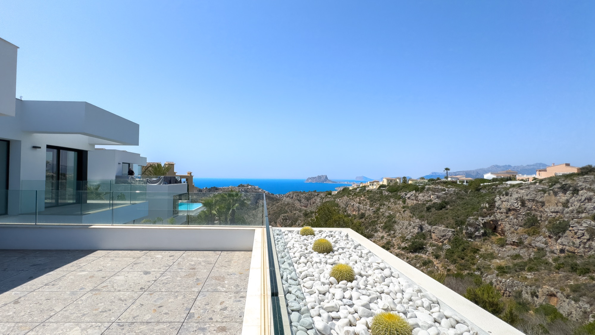 Upper deck with white stone and the sea behind the ridge