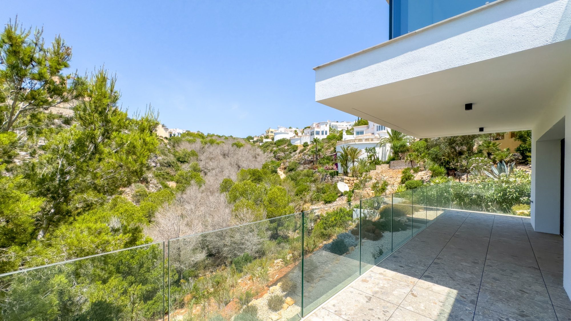 Upper balcony over the Garsiva gorge, green slopes running to the sea